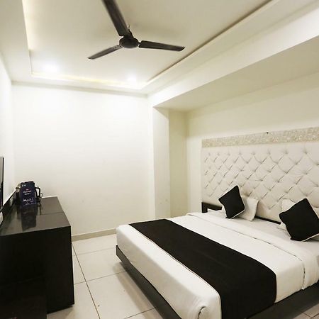 Oyo 18422 Central Grand Belanganj Extérieur photo