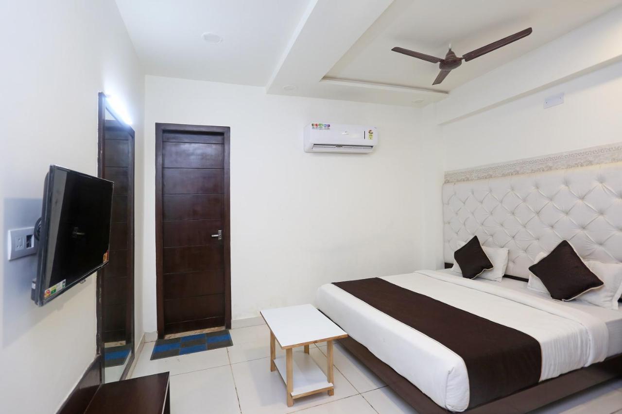 Oyo 18422 Central Grand Belanganj Extérieur photo
