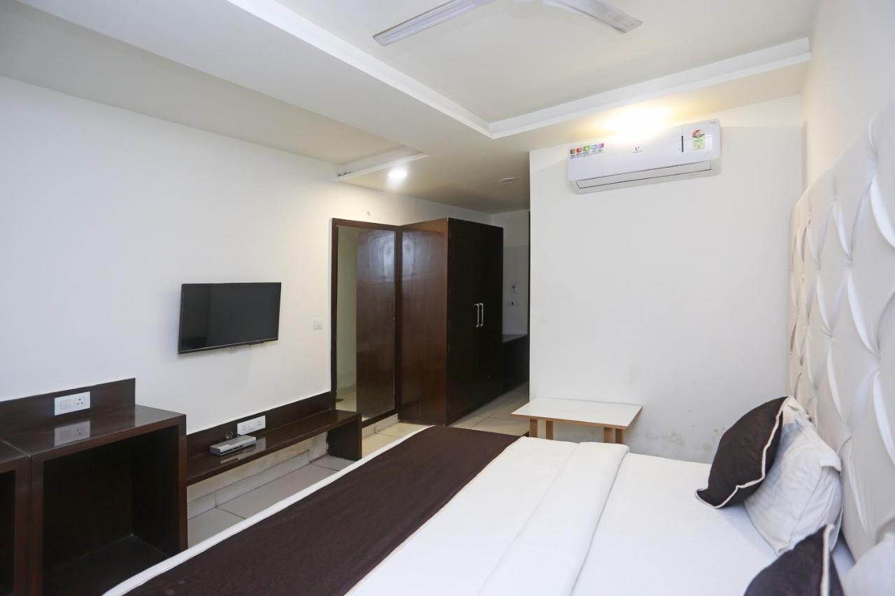 Oyo 18422 Central Grand Belanganj Extérieur photo