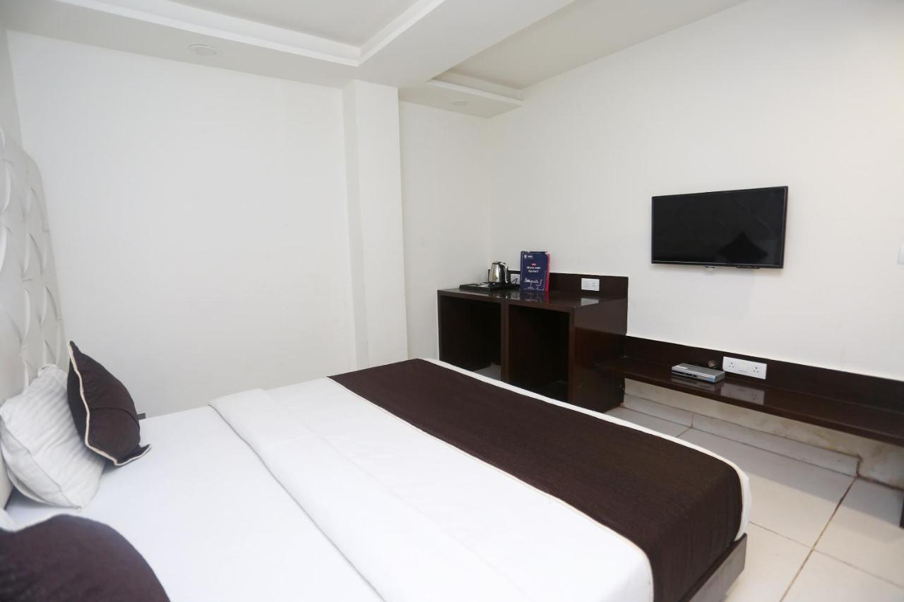 Oyo 18422 Central Grand Belanganj Extérieur photo